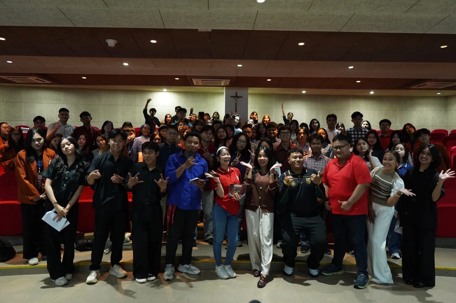 Suasana penyambutan mahasiswa baru FIKOM UKWMS di Surabaya