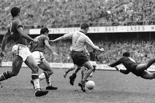 Suasana final Piala Dunia 1958 antara Brasil melawan Swedia di Stadion Rasunda