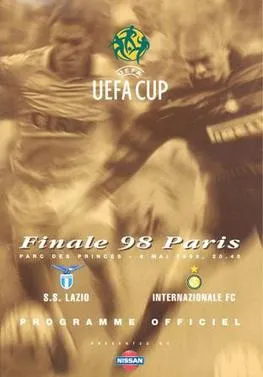 Suasana stadion Parc des Princes saat final Piala UEFA 1998