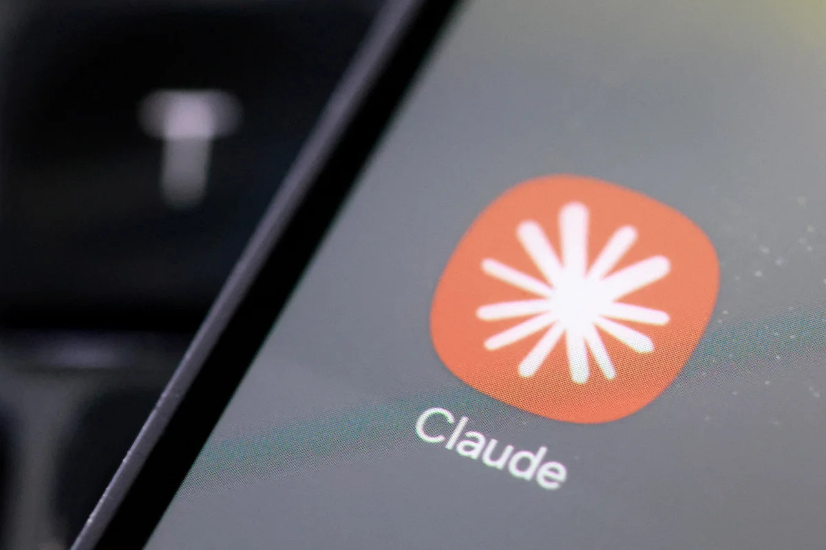 Tampilan antarmuka AI chatbot Claude dari Anthropic yang memicu kontroversi watermark