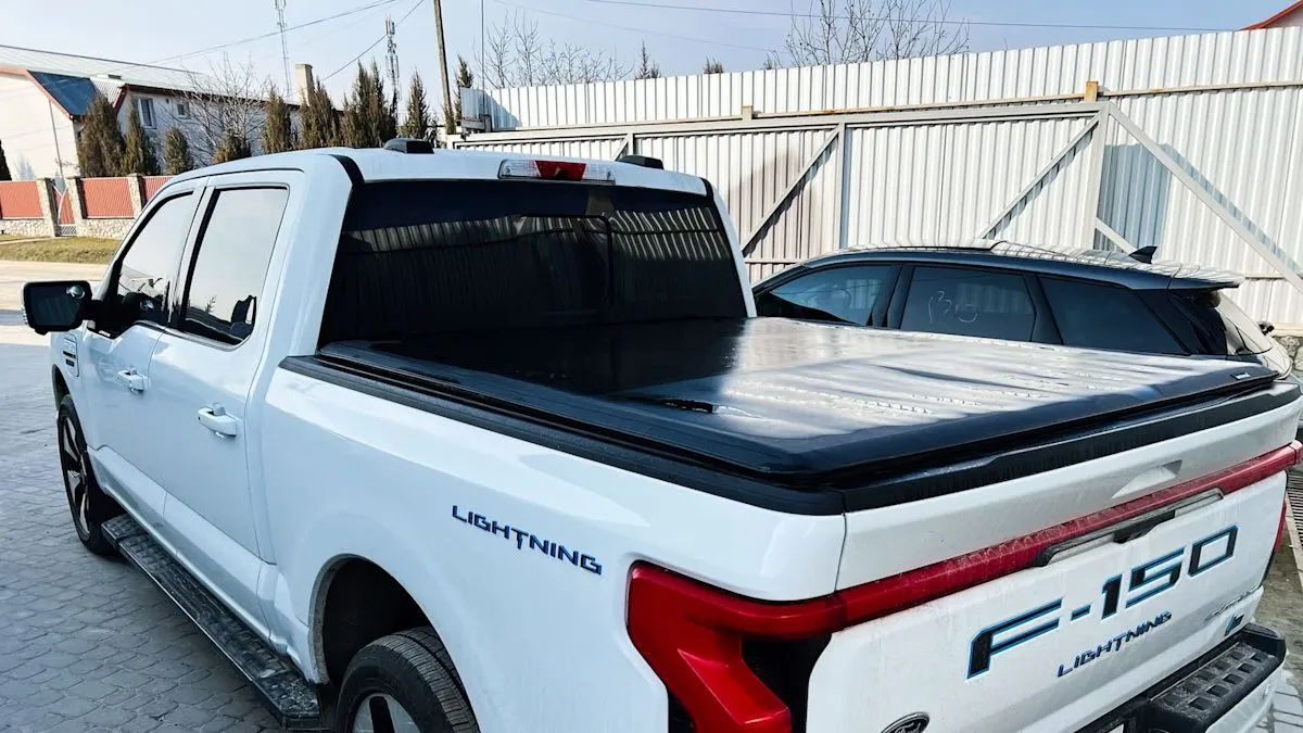 Truk listrik Ford F-150 Lightning warna hitam terparkir di area terbuka