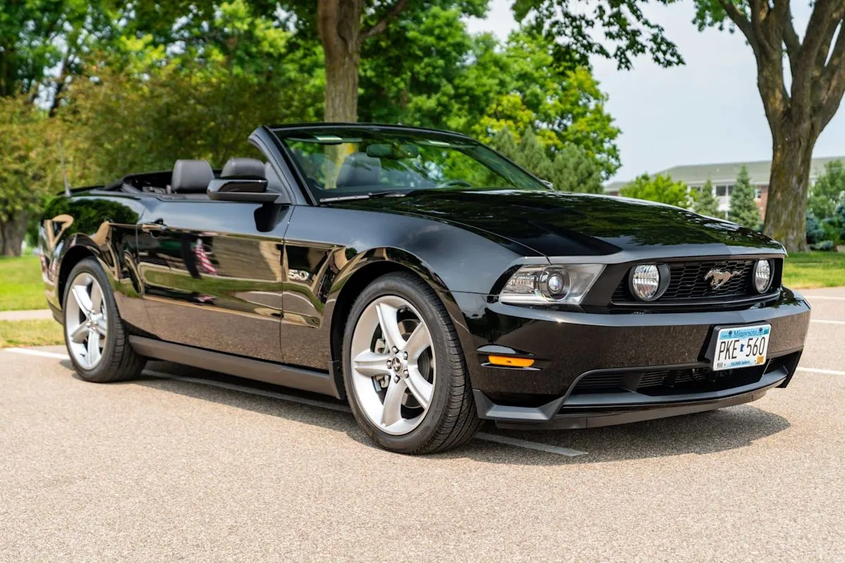 Ford Mustang GT Premium convertible hitam tahun 2011 dengan jarak tempuh 8.000 mil