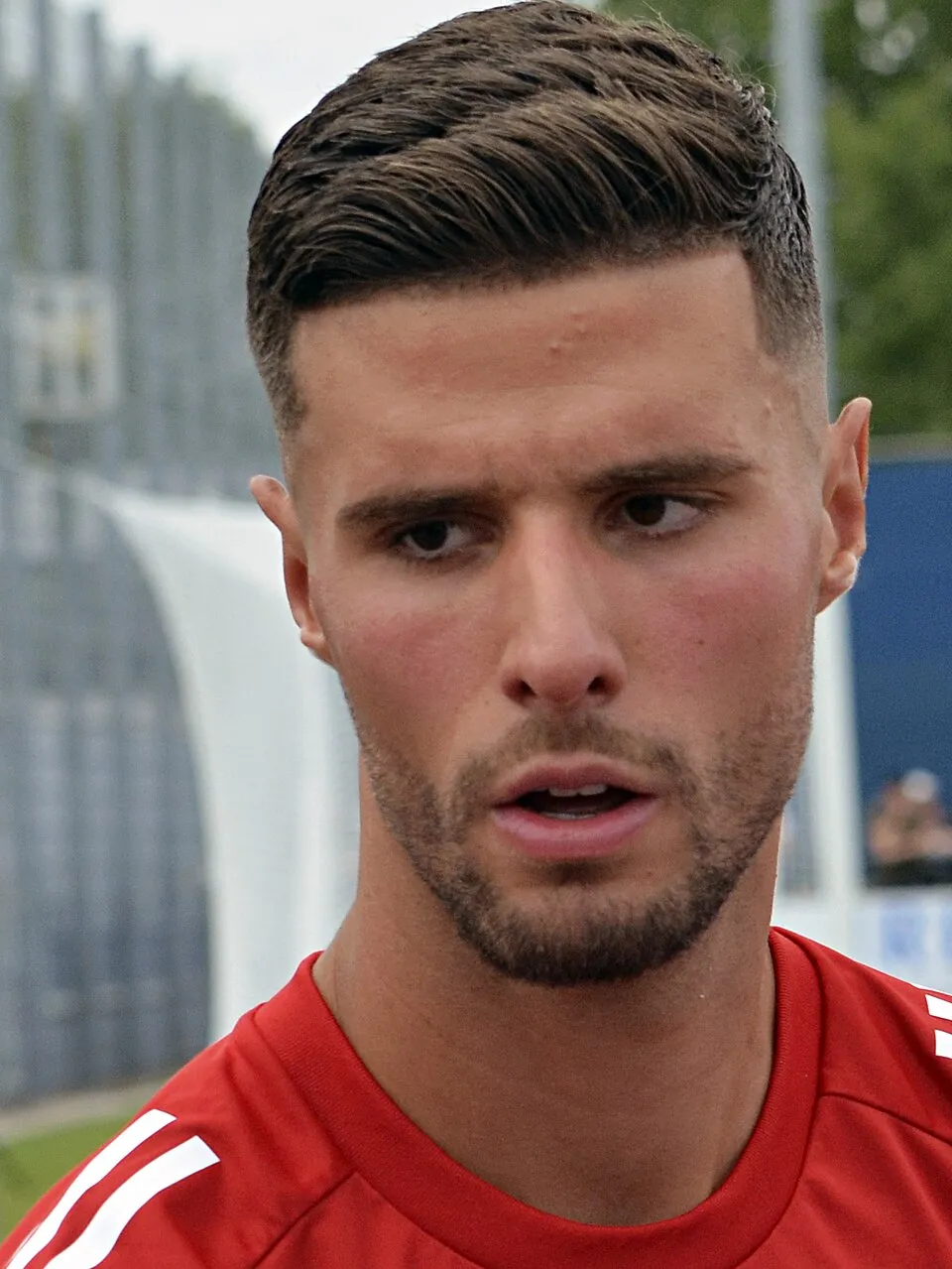 Anouar El Azzouzi sebagai bek tengah profesional berdarah Maroko dan Belanda yang berkarier di Liga Italia