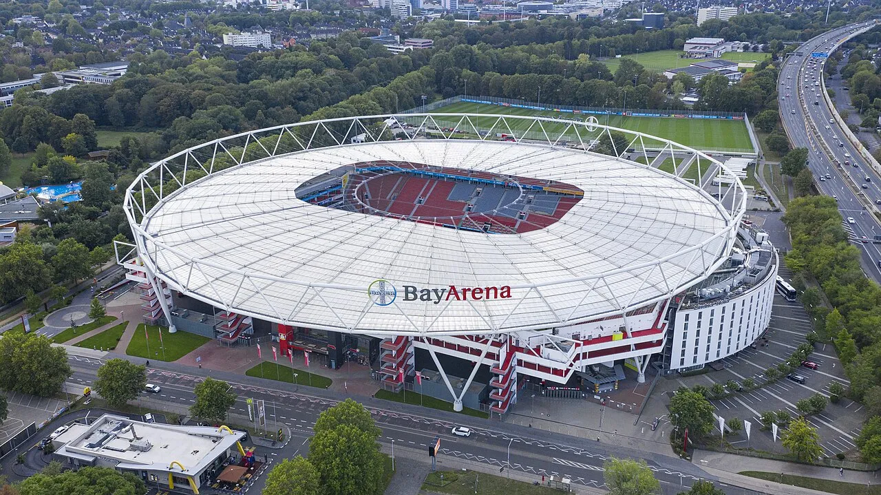 Tampilan arsitektur modern BayArena di Leverkusen, Jerman