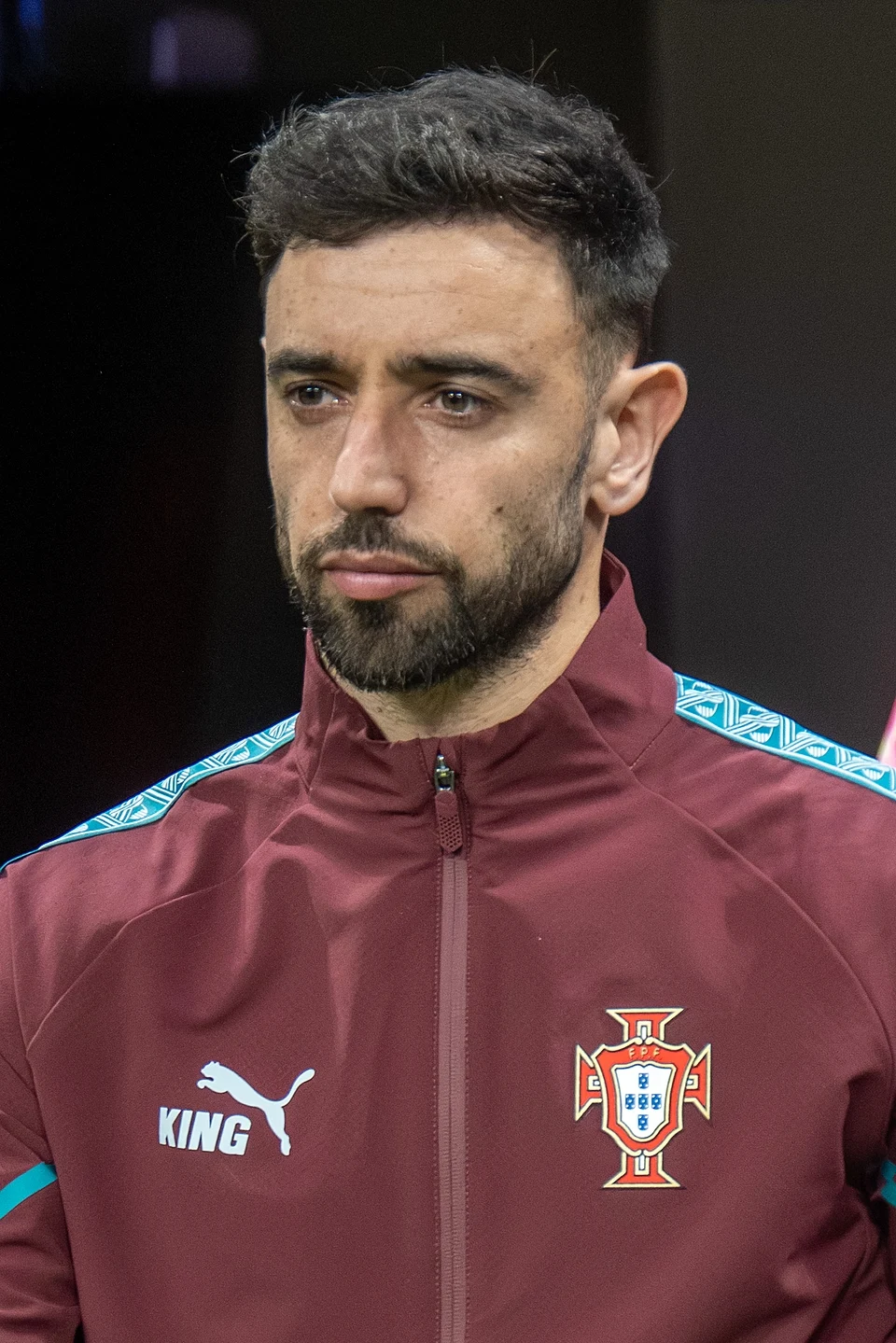 Foto Bruno Fernandes mengenakan seragam Manchester United dengan ban kapten di lengan