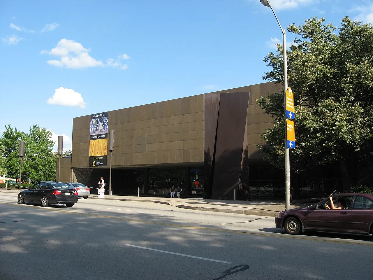 Tampak luar area Carnegie Museum of Art di Pittsburgh, Pennsylvania