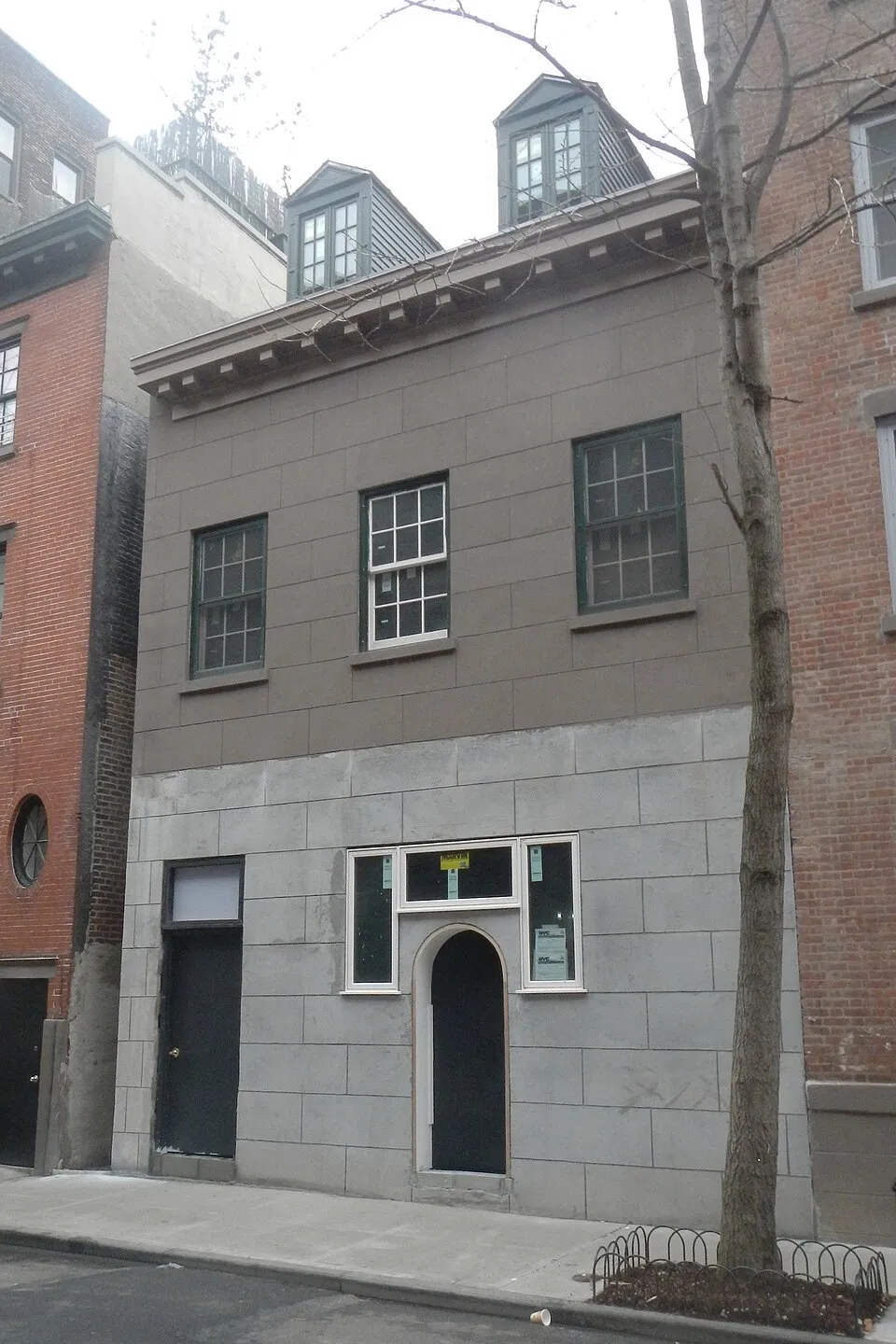 Tampilan luar bangunan bersejarah Chumley's di West Village, Manhattan
