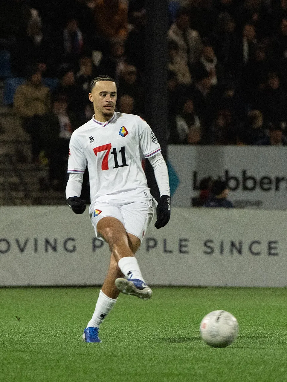 Foto resmi Devon Koswal, bek profesional dalam seragam klub