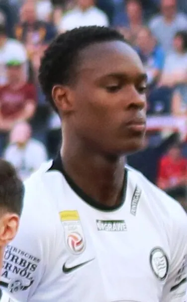 Foto Emmanuel Emegha dalam balutan seragam tim sepak bola