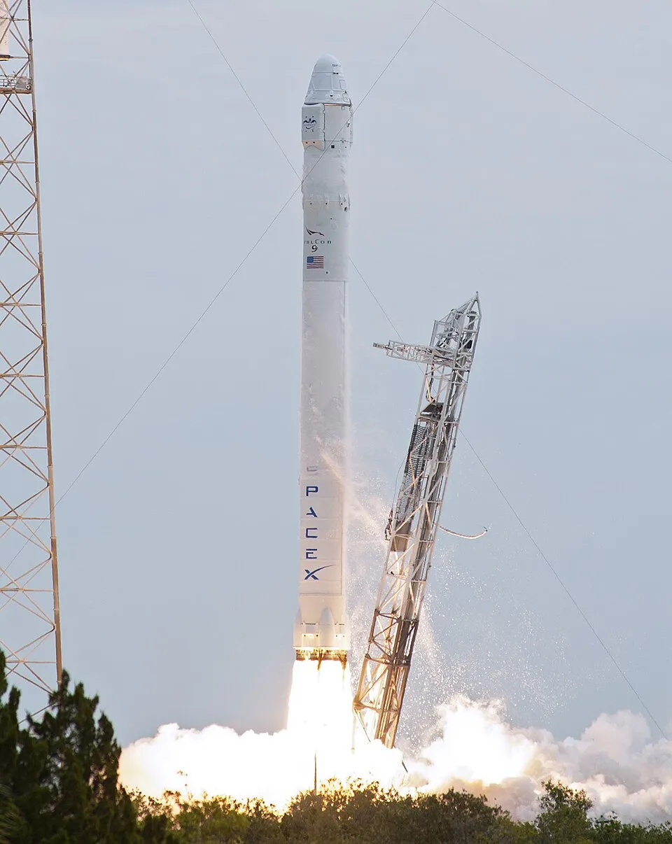 Peluncuran roket Falcon 9 v1.0 membawa pesawat ruang angkasa Dragon menuju orbit