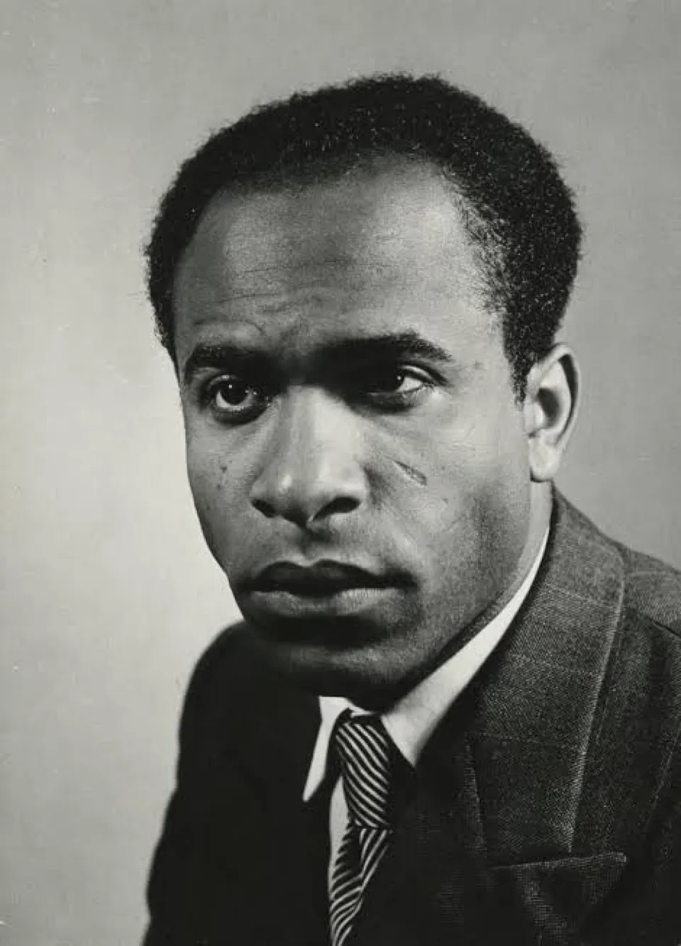 Foto potret Frantz Fanon, psikiater dan pemikir politik asal Martinique