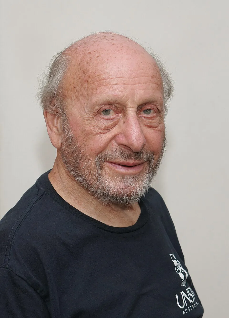 Foto potret Geoffrey Harcourt, ekonom akademis dan tokoh penting mazhab post-Keynesian