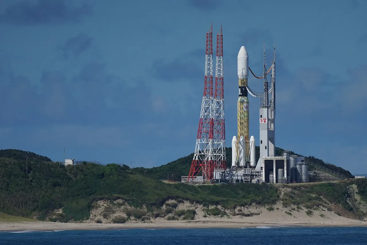 Roket H-IIB berdiri di atas pad peluncuran Tanegashima Space Center membawa pasokan kargo