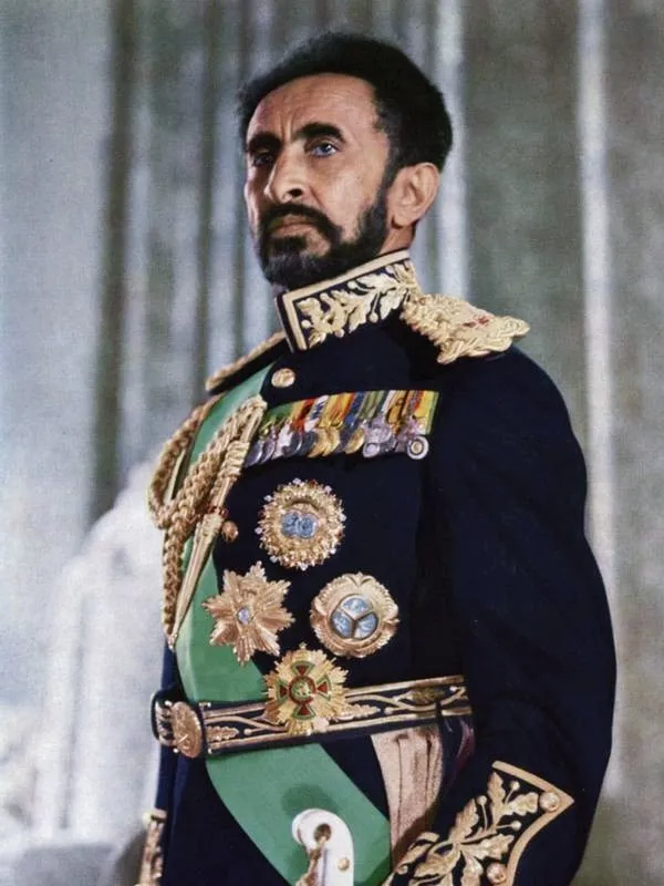 Foto resmi Haile Selassie, Kaisar Etiopia, mengenakan pakaian kebesaran kerajaan