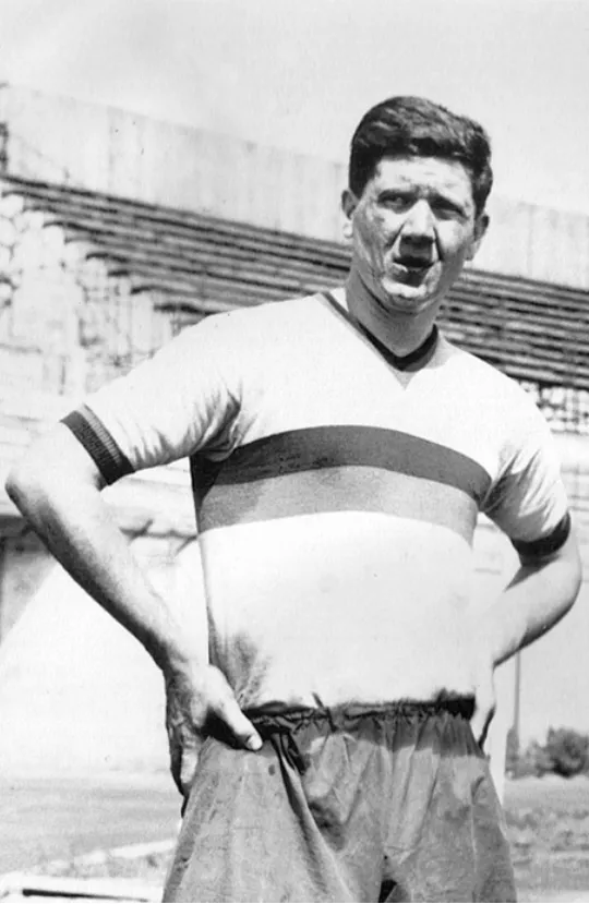 Foto Horst Szymaniak dalam balutan seragam sepak bola klasik tim nasional Jerman