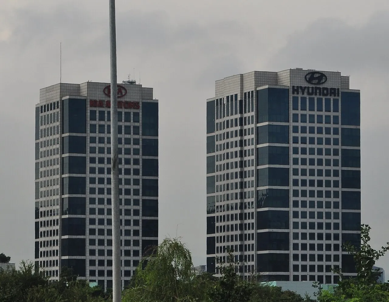 Gedung kantor pusat dan fasilitas modern Hyundai Motor Company dengan kendaraan terbaru