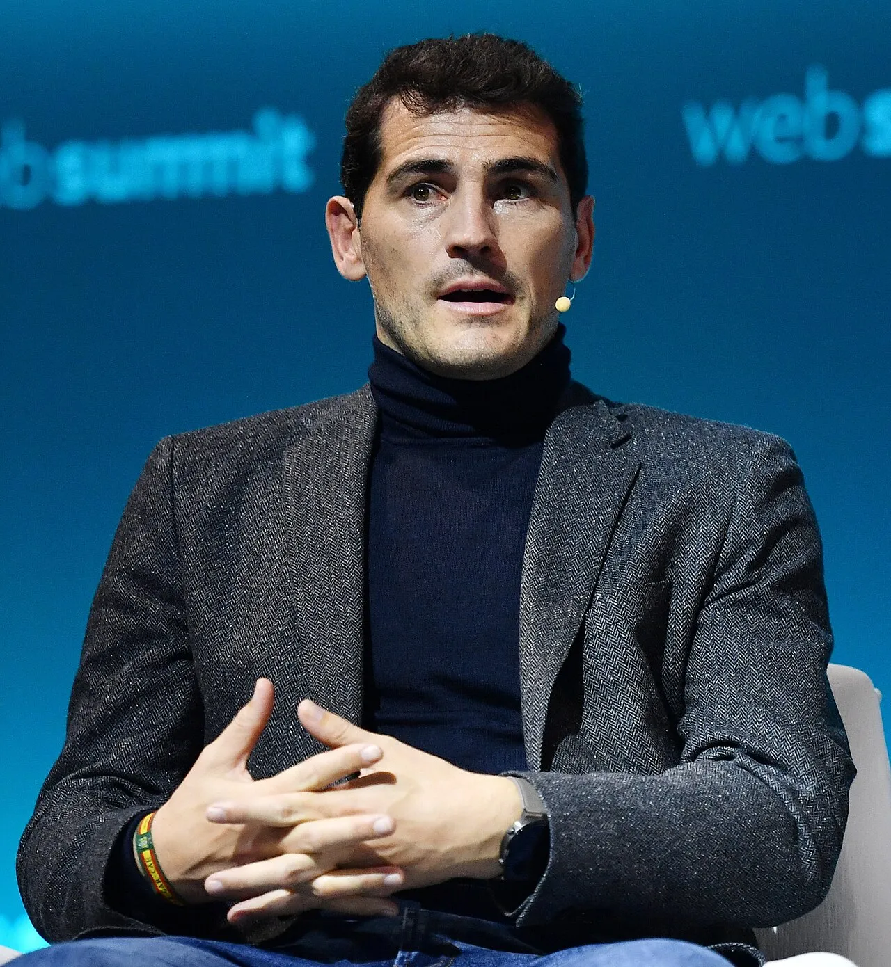 Foto Iker Casillas dalam balutan seragam sepak bola, mantan penjaga gawang ikonik Real Madrid dan Timnas Spanyol