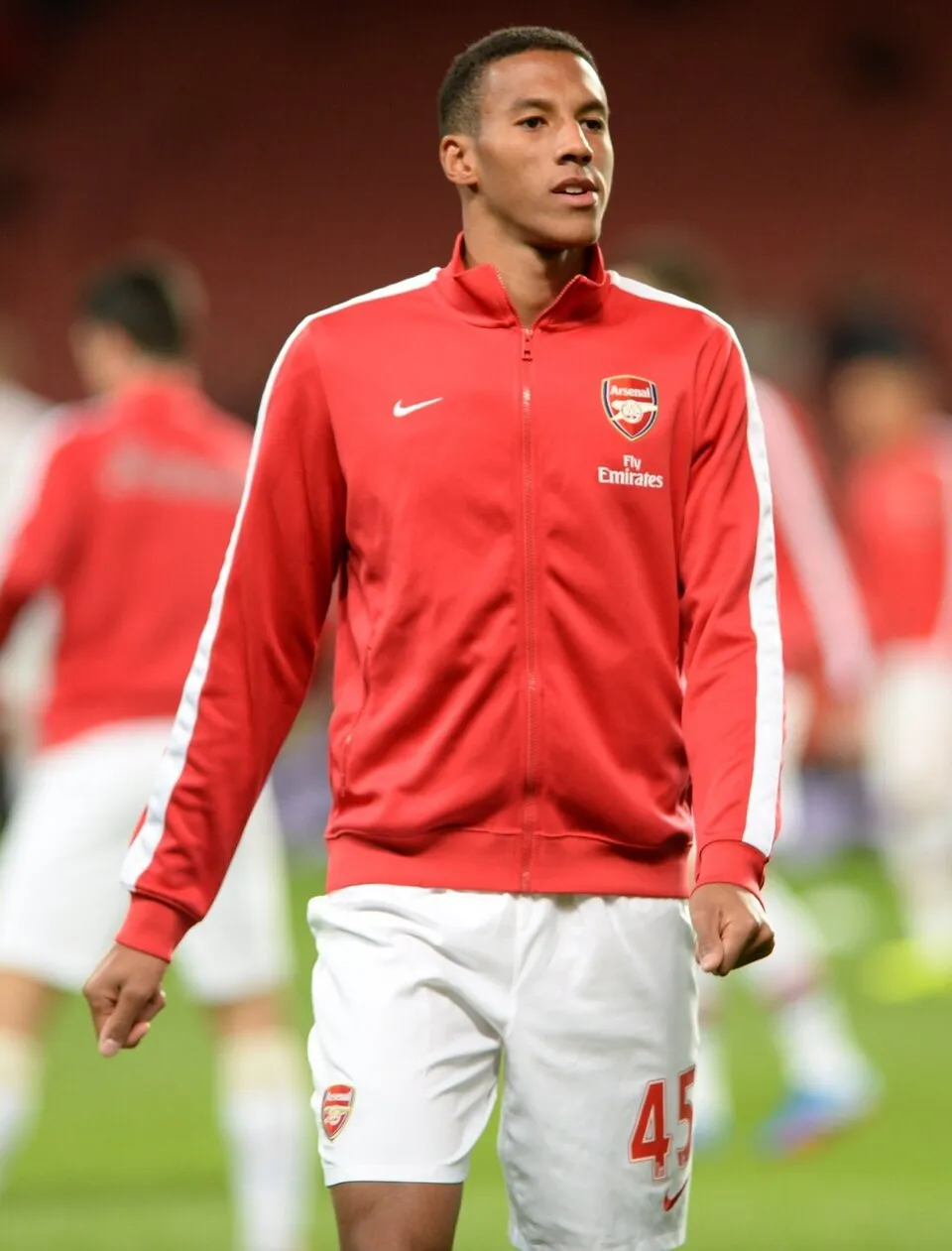 Foto resmi Isaac Hayden mengenakan seragam klub sepak bola dengan ekspresi fokus di lapangan
