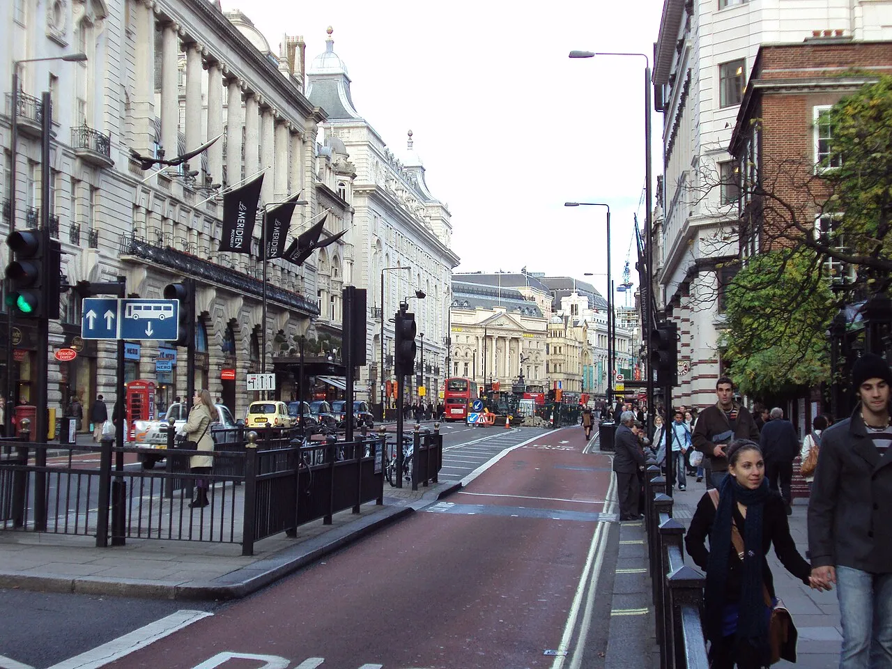 Pemandangan jalan Piccadilly di pusat Kota London dengan bangunan bersejarah