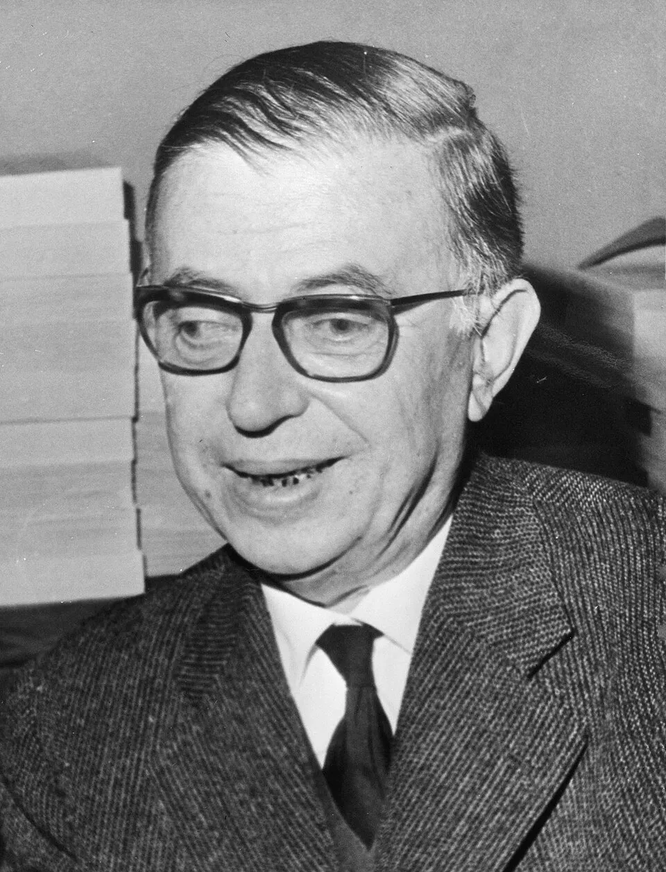 Foto potret Jean-Paul Sartre, filsuf dan penulis terkemuka asal Prancis