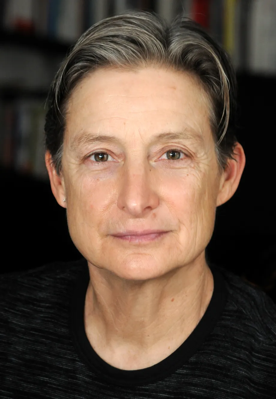 Foto potret Judith Butler, seorang filsuf dan teoretikus feminis terkemuka