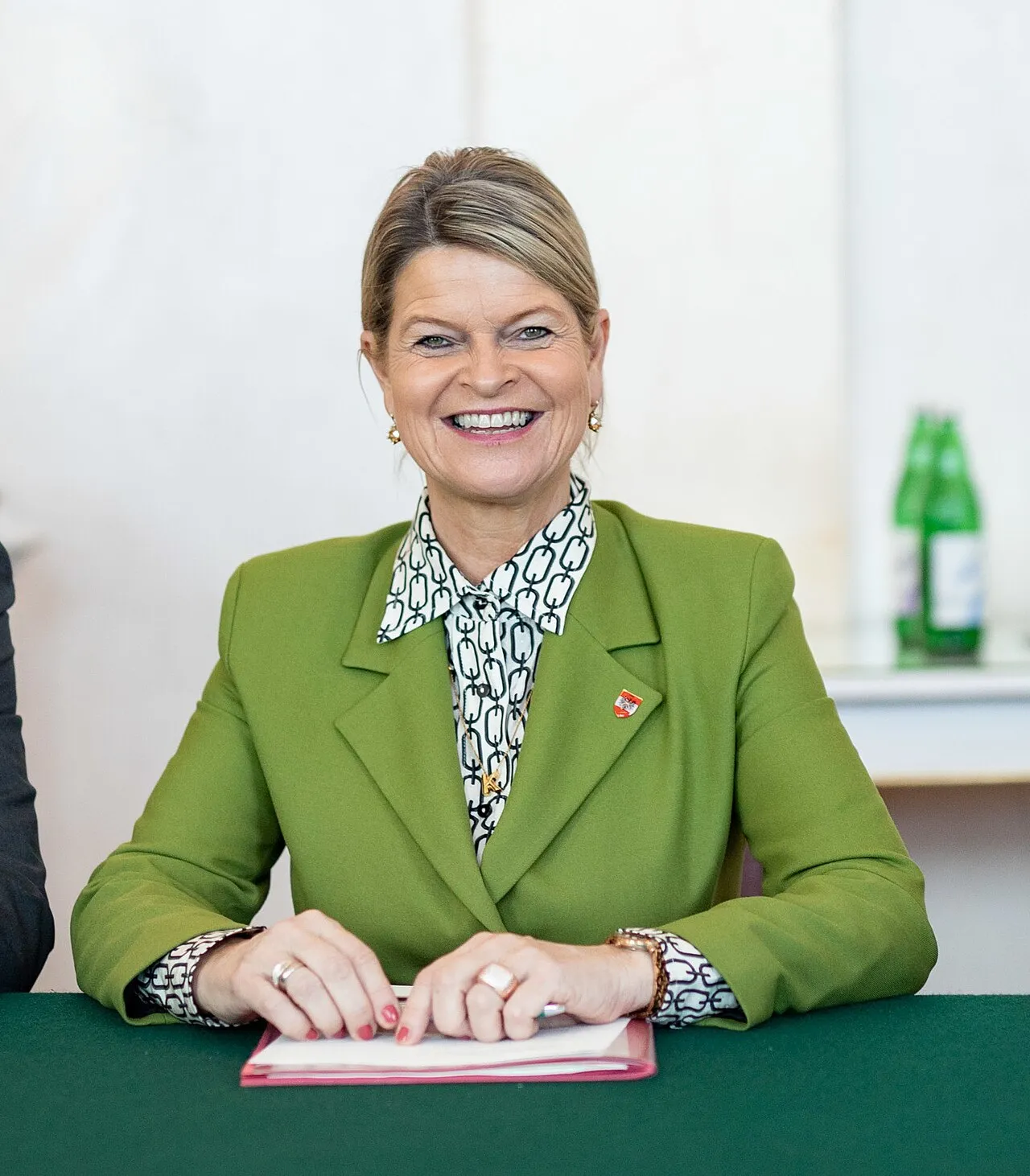 Klaudia Tanner, Menteri Pertahanan Austria, mencetak sejarah sebagai wanita pertama yang memimpin kementerian pertahanan