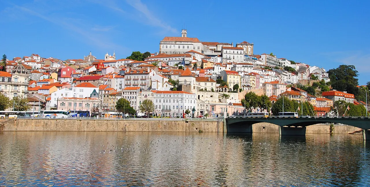 Pemandangan indah Kota Coimbra di Portugal dengan arsitektur bersejarah dan Sungai Mondego