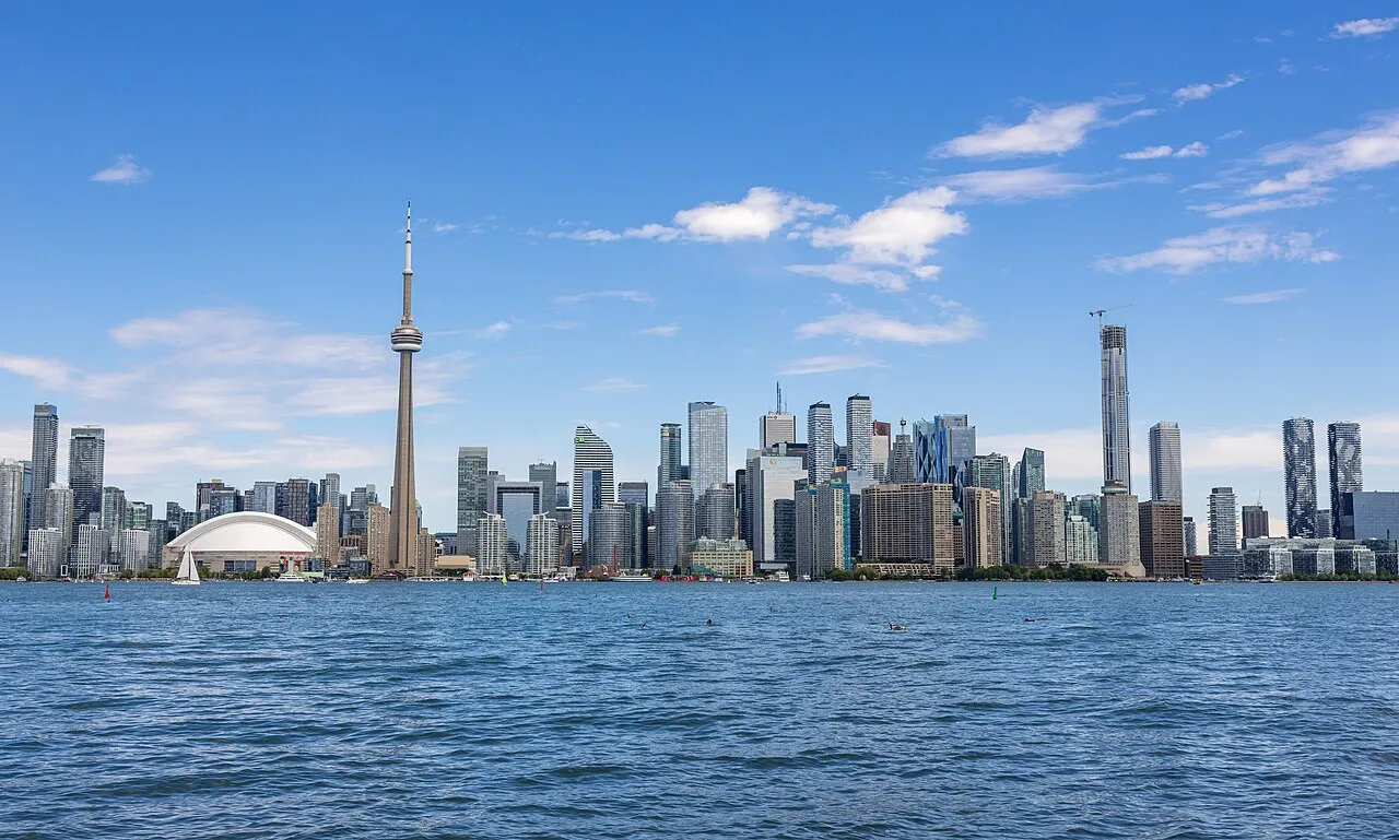 Pemandangan cakrawala kota Toronto dengan CN Tower yang menjulang tinggi di tepi Danau Ontario