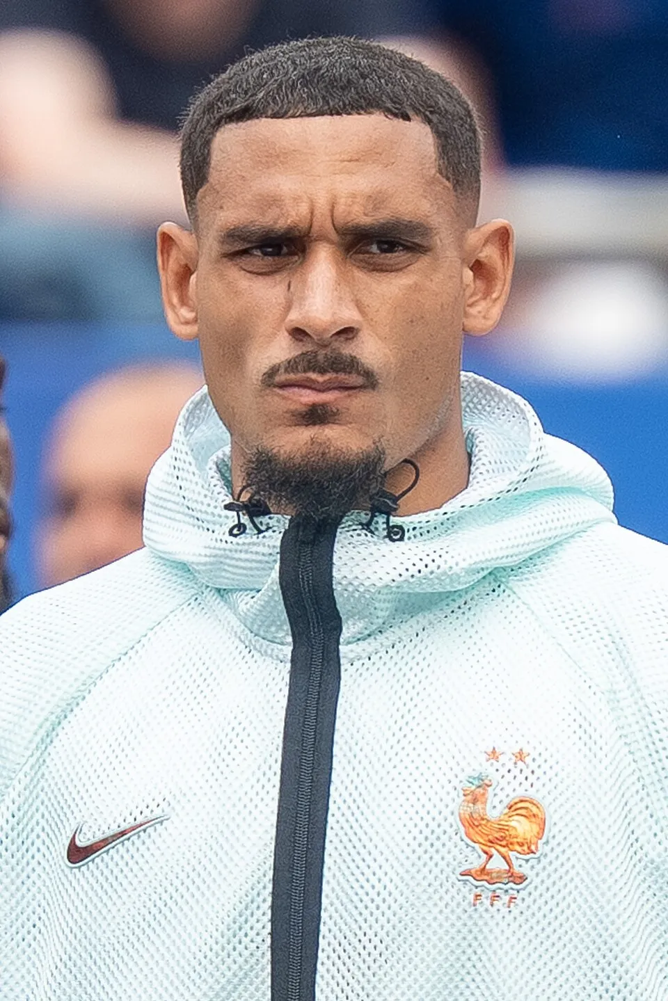 Foto resmi Maxence Lacroix mengenakan seragam sepak bola