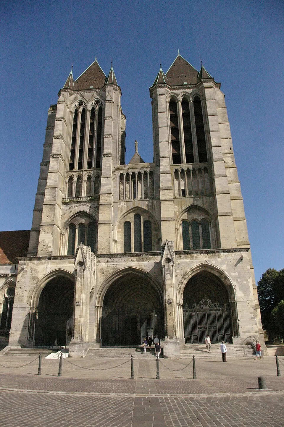 Fasad barat Katedral Noyon di departemen Oise, wilayah utara Prancis