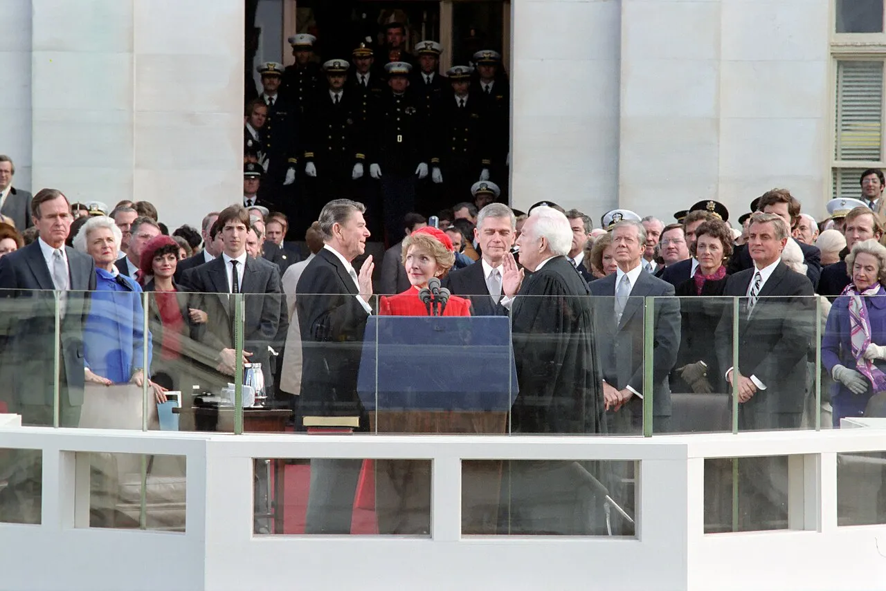 Foto resmi Ronald Reagan, Presiden ke-40 Republik Serikat, saat menjalani prosesi pelantikan kepresidenan