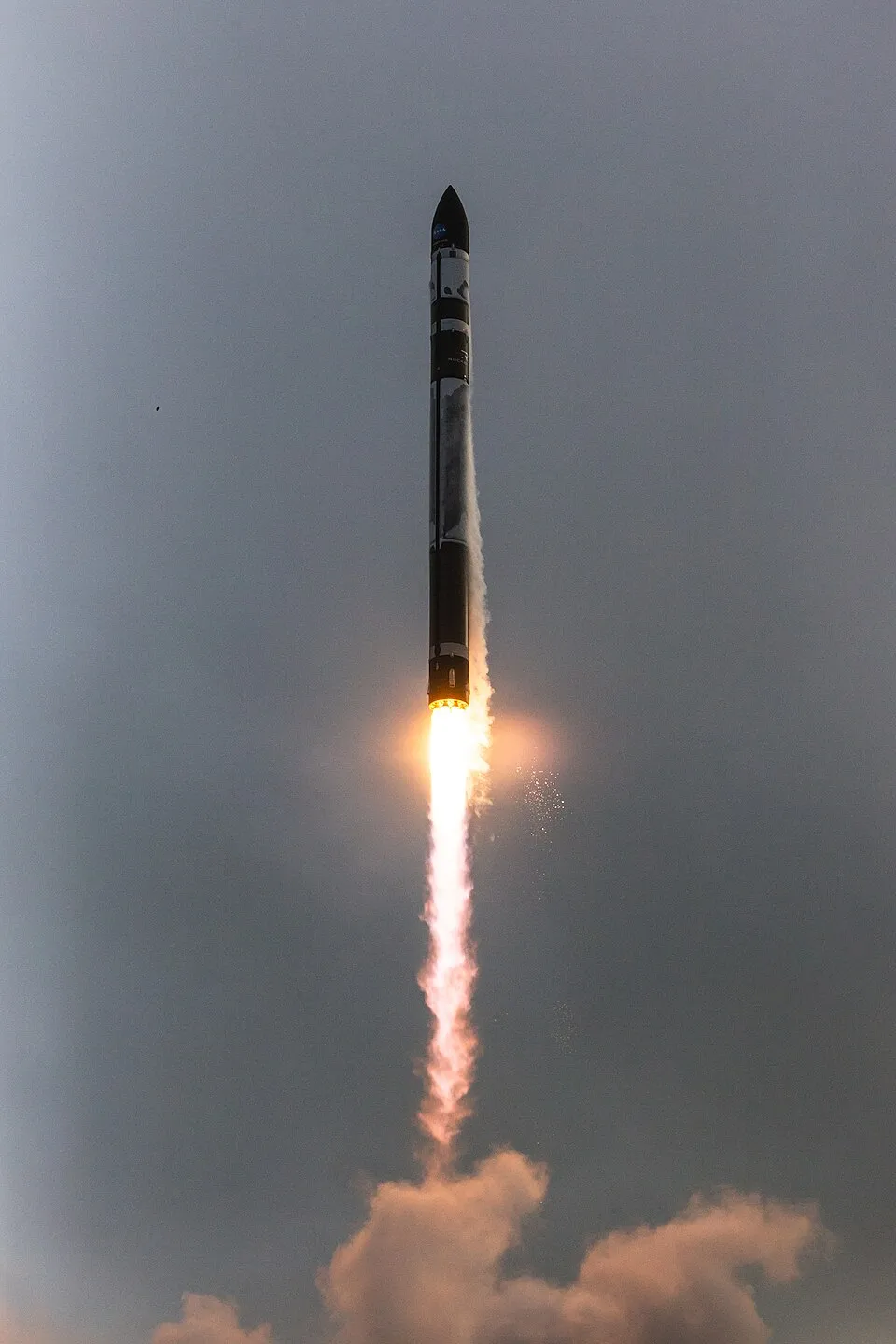 Peluncuran roket Rocket Lab Electron dari landasan peluncuran