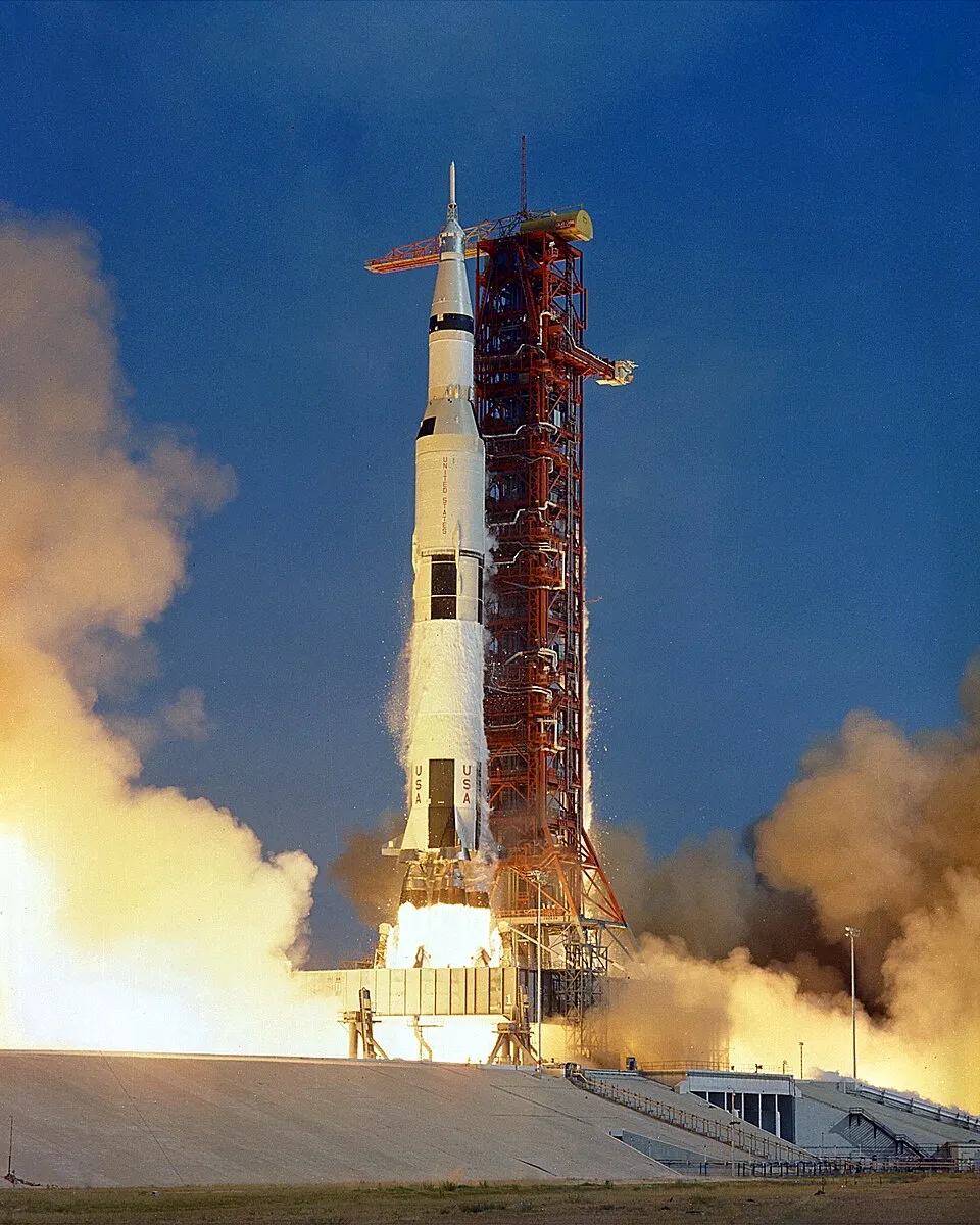 Peluncuran roket Saturn V dari Kennedy Space Center