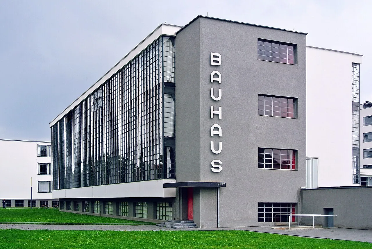 Gedung bersejarah sekolah Bauhaus yang menampilkan arsitektur modern fungsional