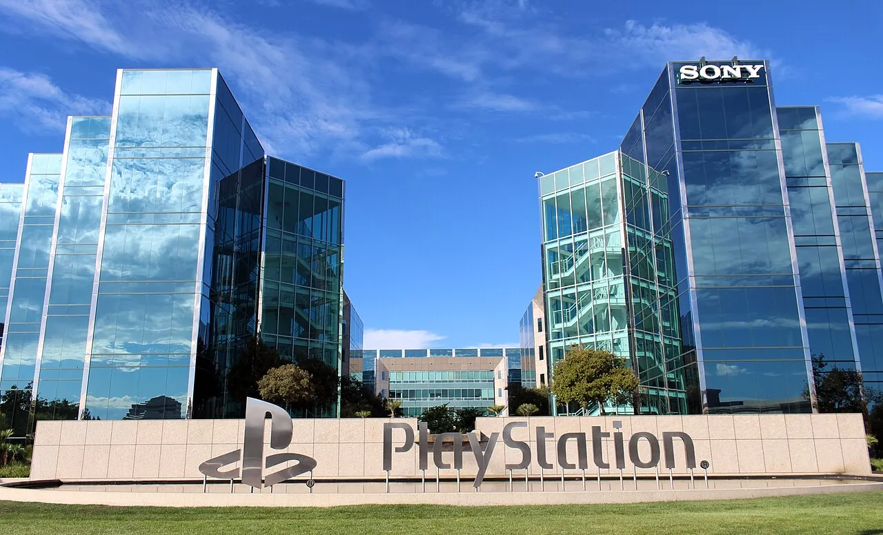 Logo dan kantor pusat Sony Interactive Entertainment