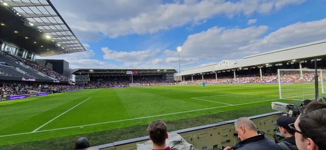 Tampak luar stadion bersejarah Craven Cottage di tepi Sungai Thames, London