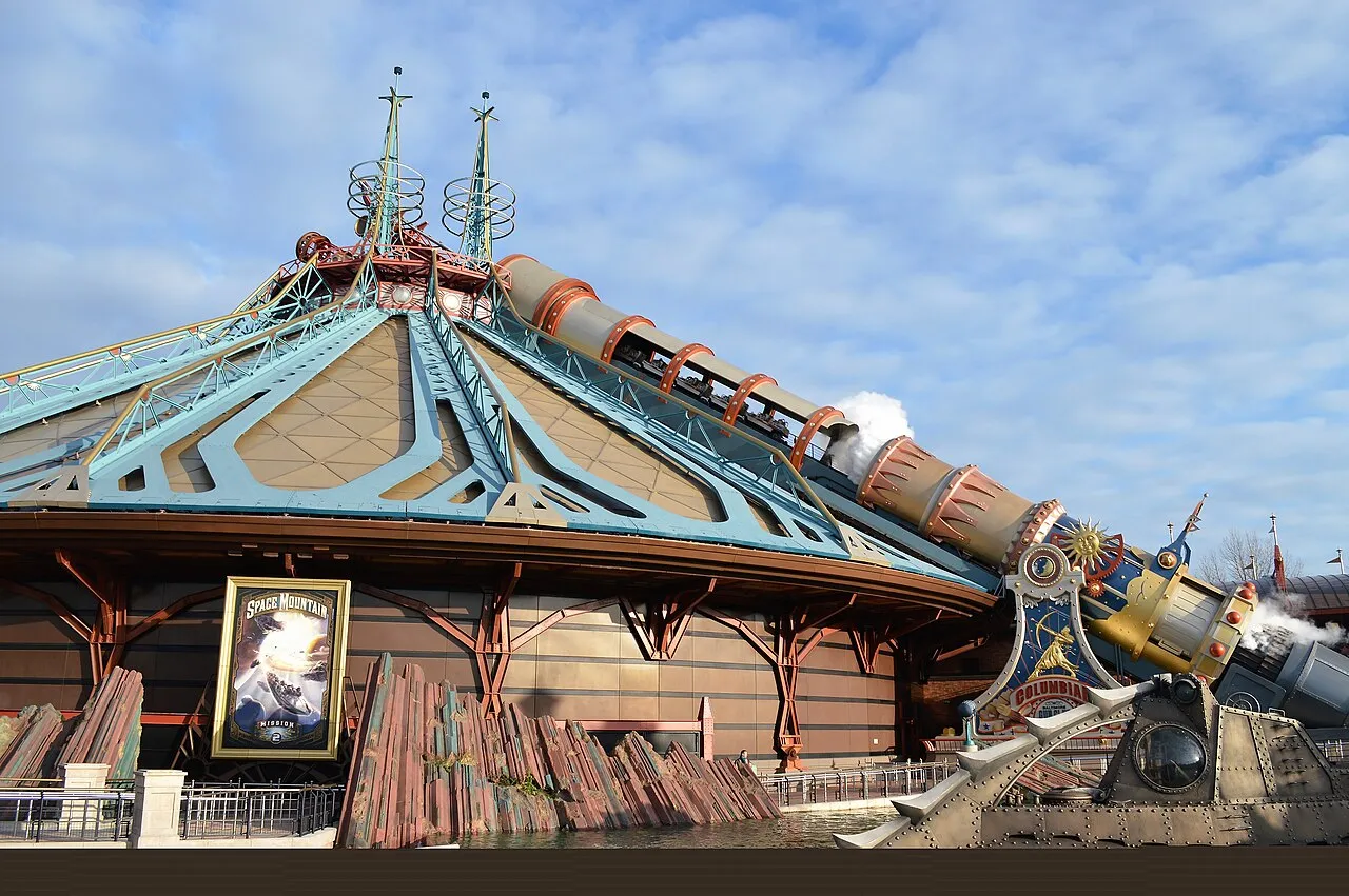 Tampilan luar kubah wahana Star Wars Hyperspace Mountain di Discoveryland, Disneyland Paris