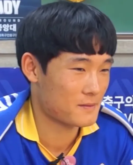 Foto Um Won-sang, pemain sepak bola profesional asal Korea Selatan, mengenakan seragam tim