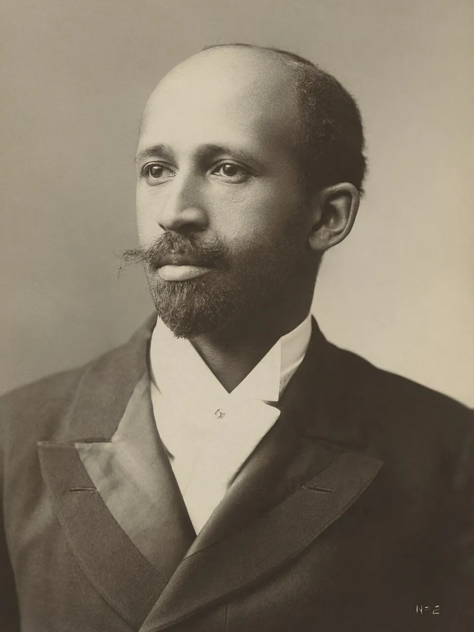 Potret resmi W. E. B. Du Bois, sosiolog dan aktivis hak sipil Amerika Serikat