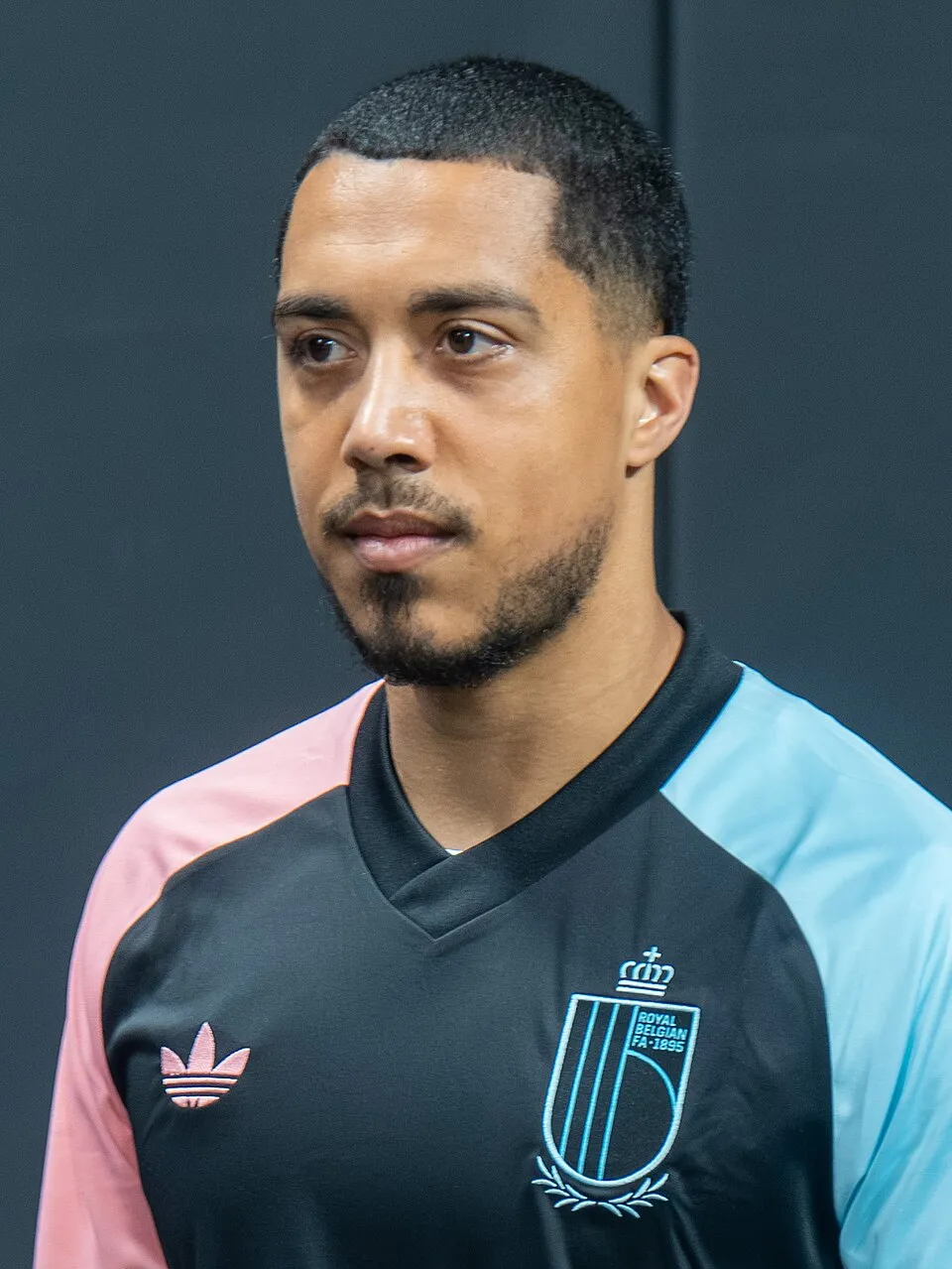 Foto Youri Tielemans mengenakan seragam tim nasional Belgia dengan ban kapten di lengannya