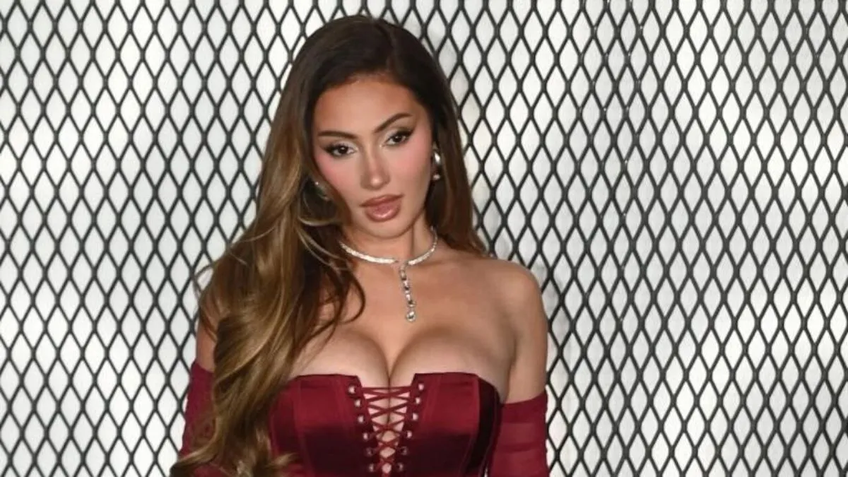 Francesca Farago bersama anak kembar dalam balutan busana kuning cerah