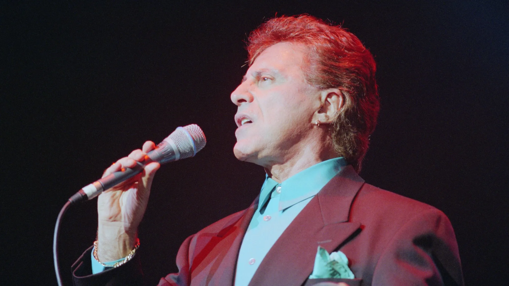Foto Frankie Valli dalam penampilan di atas panggung