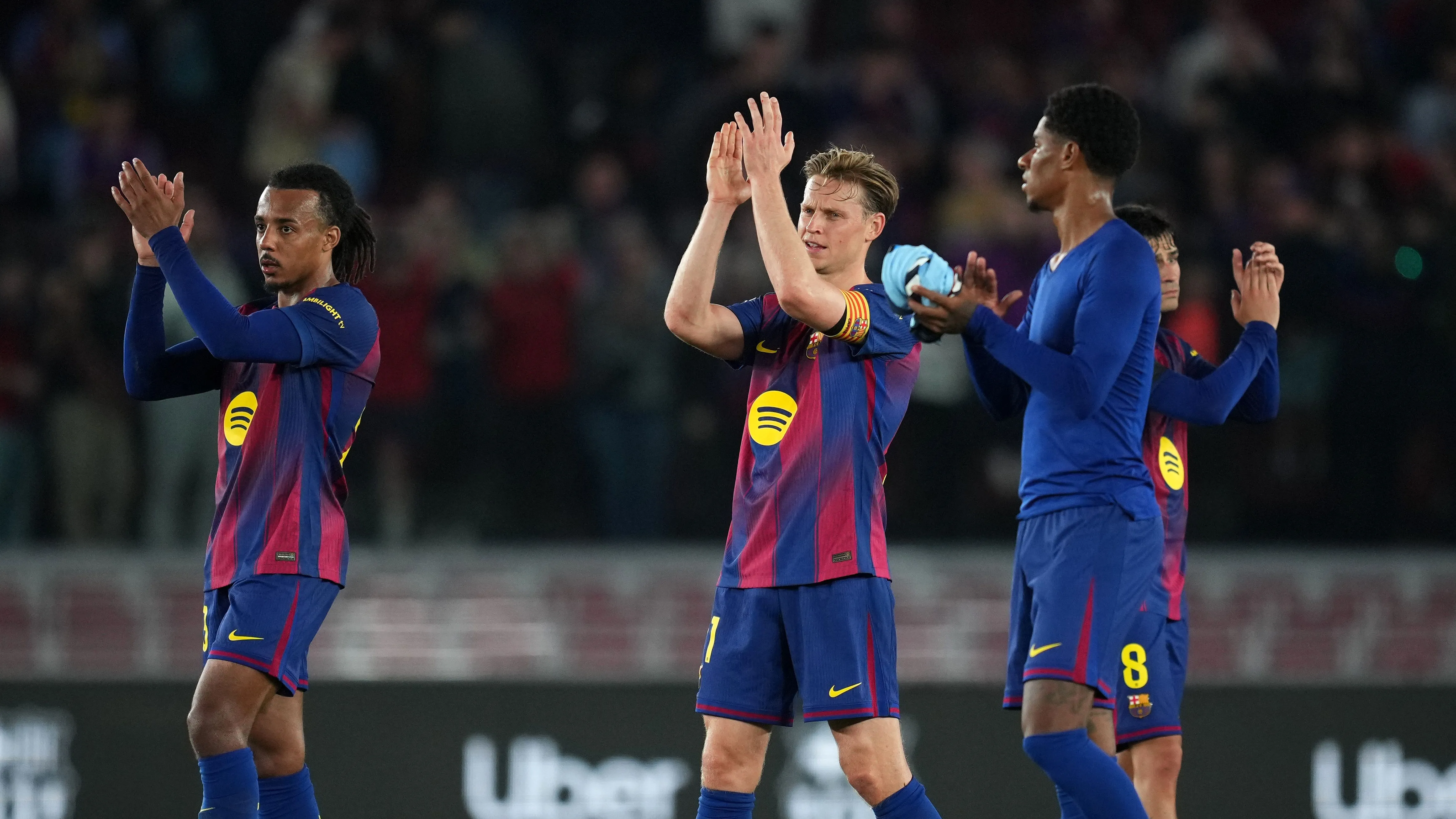Frenkie de Jong mengenakan seragam Barcelona di lapangan