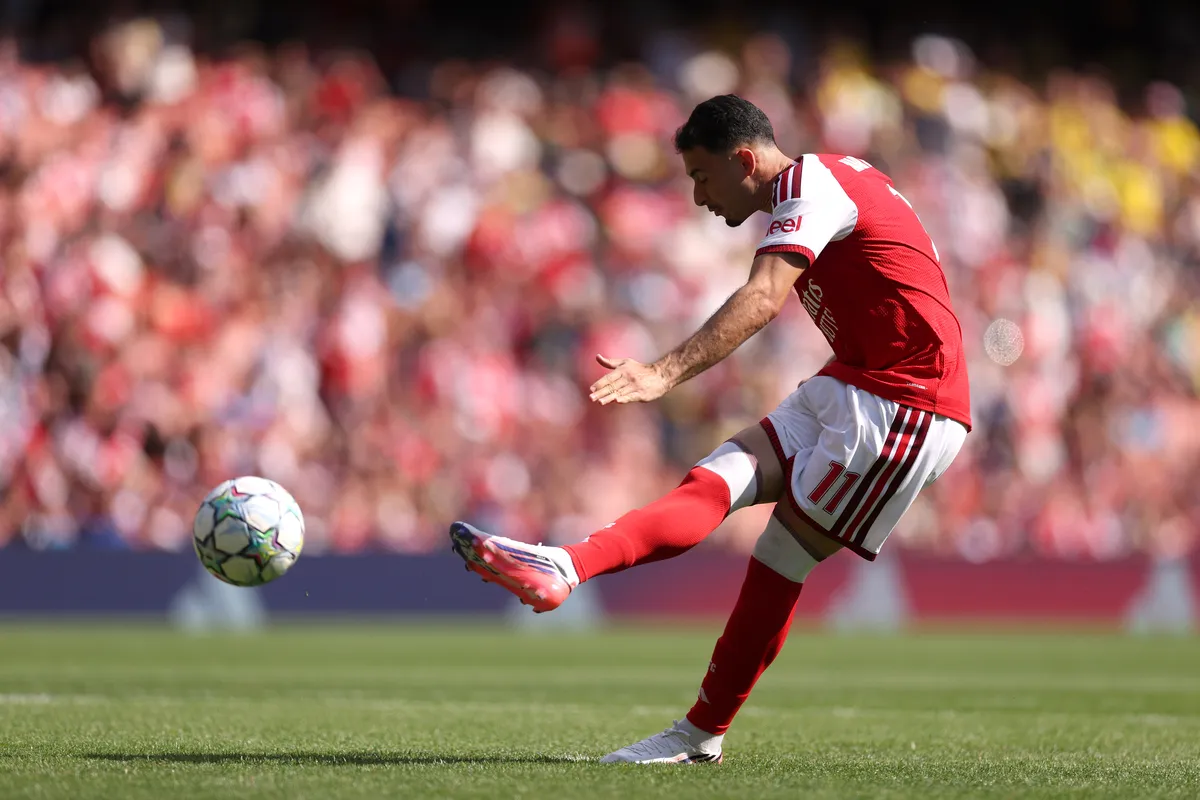 Gabriel Martinelli mengenakan jersey Arsenal di lapangan hijau