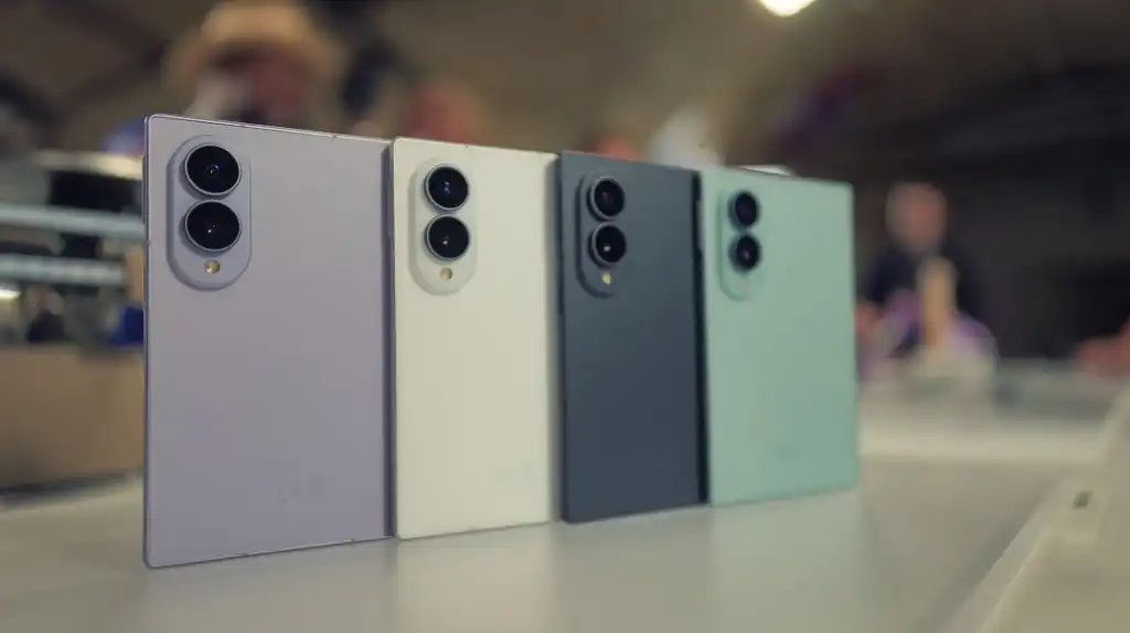 Ponsel lipat Samsung Galaxy Z Fold 8 dengan angka pre-order tinggi