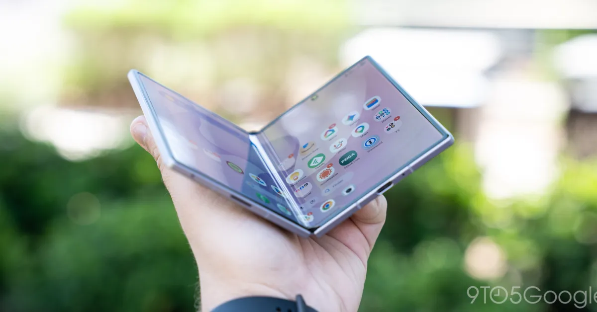 Ponsel lipat Samsung Galaxy Z Fold 8 saat hari perilisan di pasaran