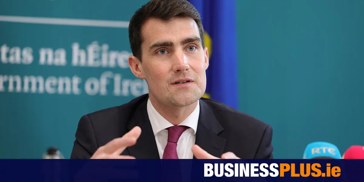 Ilustrasi gedung pemerintahan dan dokumen keuangan publik di Irlandia