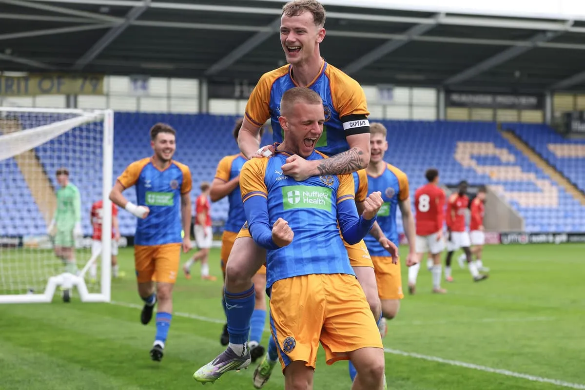 Manajer Shrewsbury Town Gavin Cowan memberikan instruksi kepada pemain muda klub