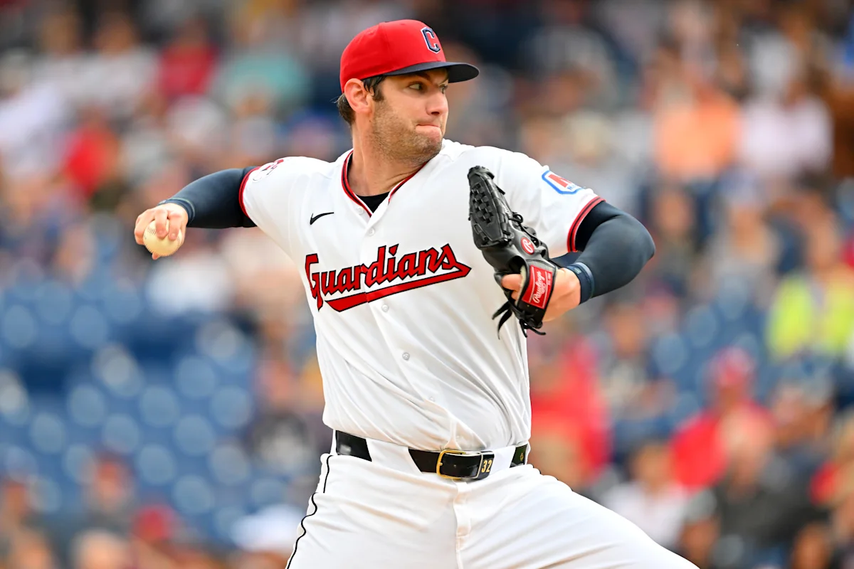 Gavin Williams saat memperkuat Cleveland Guardians dalam laga MLB melawan Arizona Diamondbacks