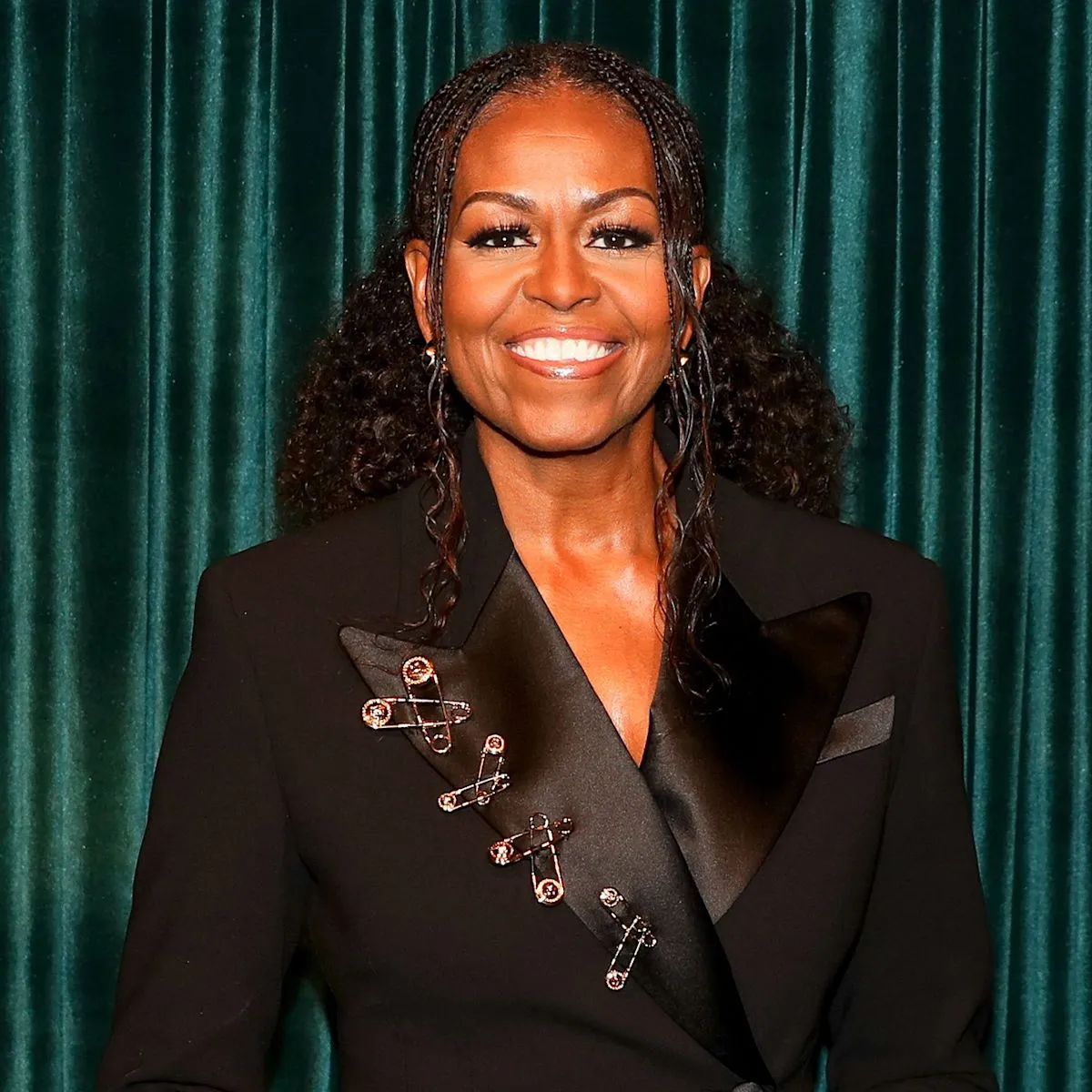 Michelle Obama tampil elegan dengan busana serba putih di podcast